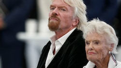 Sir Richard Branson mit seiner Mutter Eve (Bild: Peter Nicholls / PA / picturedesk.com)