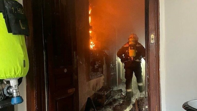 Die Einsatzkräfte löschten den Brand, nachdem sie über das Stiegenhaus in die Wohnung gelangt waren. (Bild: APA/STADT WIEN | FEUERWEHR)