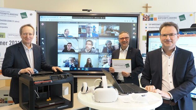 „Probesitzen“ im virtuellen Klassenzimmer der Wirtschaftsakademie: Planer Josef Wallenberger, Kastner, Grünstäudl. (Bild: Gabriele Moser)