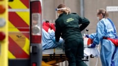 Eine Untersuchung ist zu dem Schluss gekommen, dass Zehntausende Corona-Tote in Großbritannien ...