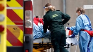 Eine Untersuchung ist zu dem Schluss gekommen, dass Zehntausende Corona-Tote in Großbritannien ...