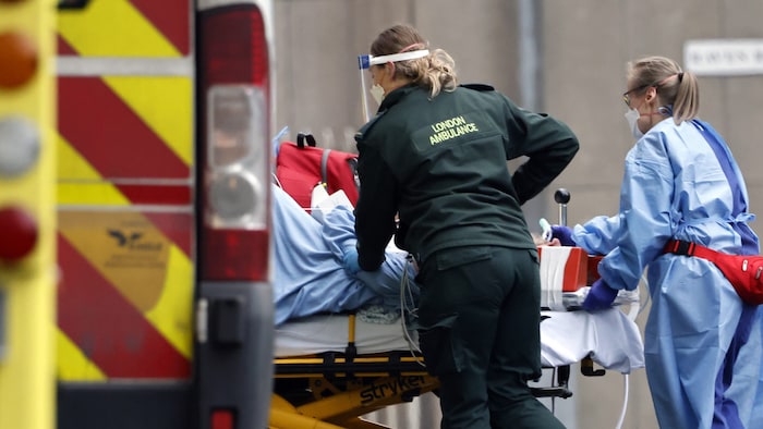 Die steigenden Corona-Fallzahlen setzen Großbritannien immer stärker zu.