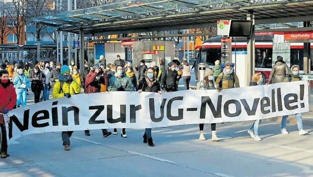 200 Studenten nahmen am Montag bei der Demonstration gegen die Novelle des Universitätsgesetzes in der Stadt Salzburg teil. (Bild: Markus Tschepp)