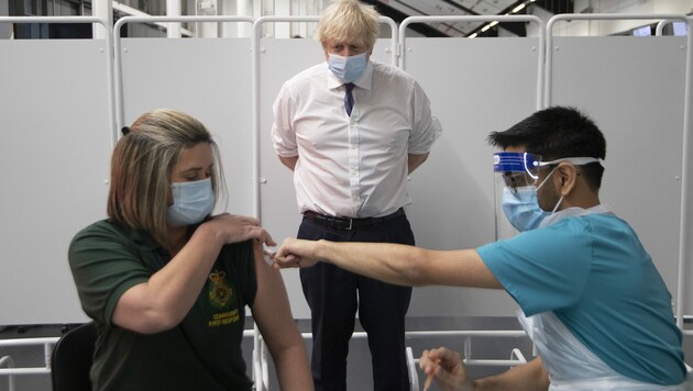 Der britische Premier Boris Johnson in einem Impfcenter in Bristol. In Großbritannien ist der AstraZeneca-Impfstoff schon seit Ende 2020 zugelassen. (Bild: AP)