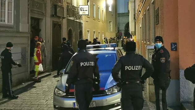 Die Polizei in der Linzer Altstadt beim „Protest-Lokal“ (Bild: Philipp Zimmermann)