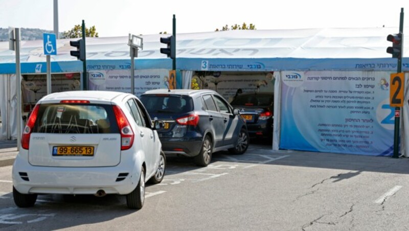 Eine der zahlreichen Drive-in-Impfstationen in Israel, wo täglich Tausende geimpft werden (Bild: APA/AFP/JACK GUEZ)