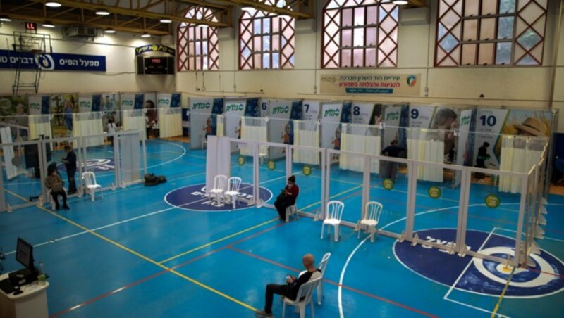 Eine Basketball-Halle in Hod Hasharon dient derzeit als Impfstation. (Bild: AP)