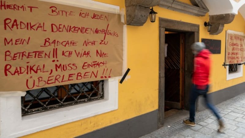 Eine Linzer Café-Betreiberin hat ihr Lokal trotz Lockdowns aufgesperrt. (Bild: APA/FOTOKERSCHI.AT/KERSCHBAUMMAYR)