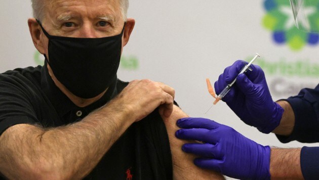 Joe Biden zählt zu jenen US-Amerikanern, die bereits die zweite Impfdosis bekommen haben. (Bild: AFP/Getty Images/Alex Wong)
