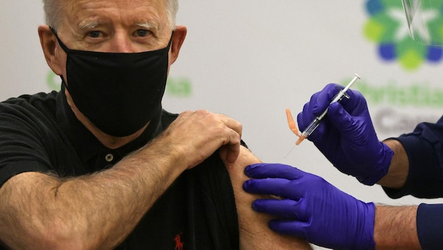 Joe Biden zählt zu jenen US-Amerikanern, die bereits die zweite Impfdosis bekommen haben. (Bild: AFP/Getty Images/Alex Wong)