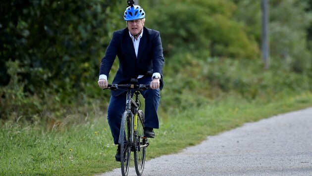 Der britische Premierminister Boris Johnson fährt gerne mit dem Fahrrad, wie hier im Sommer 2020. (Bild: AFP)