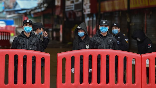 Die Maßnahmen gegen eine weitere Ausbreitung des Coronavirus werden nun auch in China wieder verstärkt. (Bild: AFP/Hector RETAMAL)