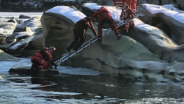 Die Feuerwehr holte den unterkühlten 14-Jährigen von dem Felsen, auf den er sich gerettet hatte. (Bild: APA/PI BREGENZ)