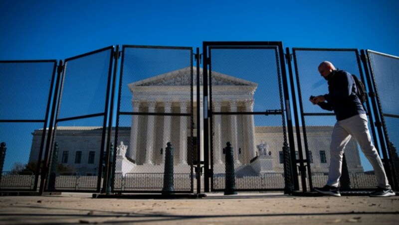 Rund um Regierungsgebäude in Washington wurden nach dem Sturm auf das Kapitol Schutzzäune aufgestellt - etwa hier um den Supreme Court. (Bild: AFP)