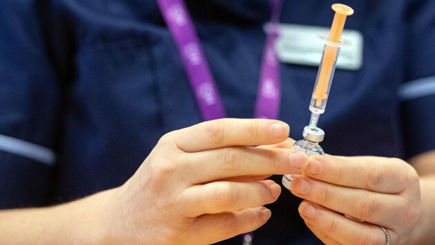 In Großbritannien wurde der Impfstoff von AstraZeneca bereits zugelassen. (Bild: AFP/Dominic Lipinski)