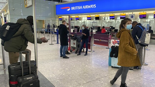 Viele Reisende konnten aufgrund der Reisebeschänkungen durch die britische Corona-Mutation nicht mehr nach Hause fliegen - Österreichs Botschaft riet zu einem Umweg. (Bild: AP/Max Duncan)