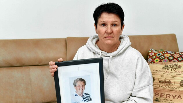 Karin H. mit einem Bild ihrer verstorbenen Mutter. Innerhalb von fünf (!) Monaten fand der vom Gericht beauftragte Sachverständige keine Zeit für eine Untersuchung oder einen Anruf. (Bild: Harald Dostal)