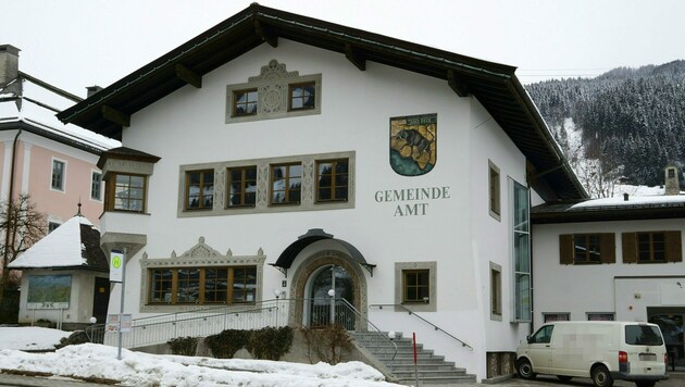Das Gemeindeamt in Jochberg in Tirol (Bild: APA/Roland Mühlanger)