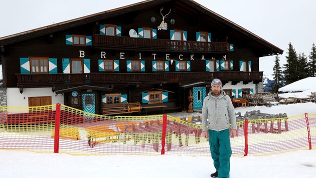 Patrick Radacher hat einen Zaun um seine Skihütte aufgestellt (Bild: Roland Hölzl)