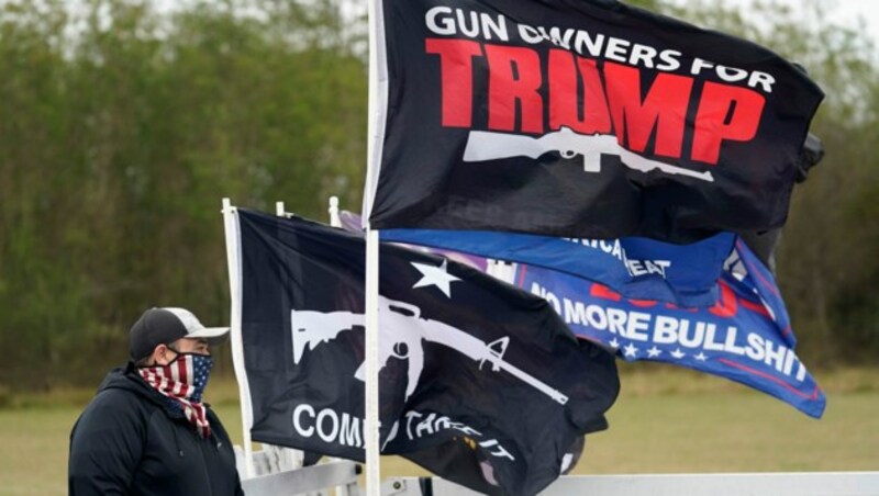 Trump-Anhänger mit Flaggen in Texas (Bild: AP)