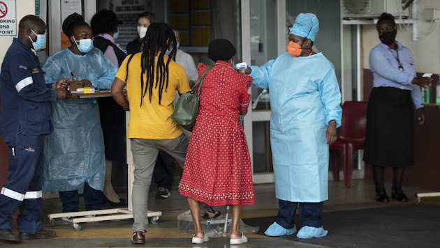 Die Virus-Variante breitet sich in Südafrika mit beunruhigender Geschwindigkeit aus. Jetzt wurden Fälle in Deutschland nachgewiesen. (Bild: AP)