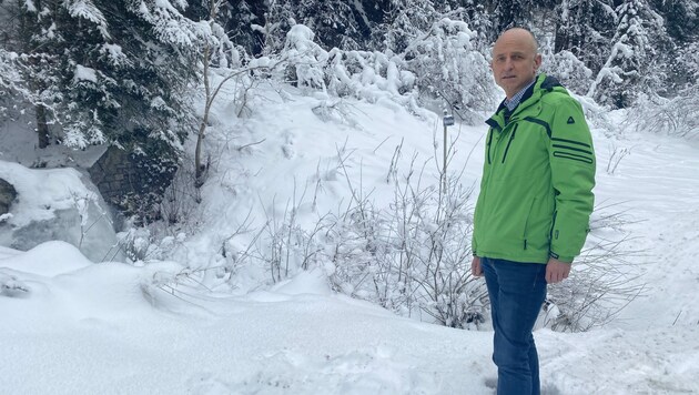 Ernst Autischer neben dem Forstweg, wo der Bub im Schnee saß. Ein Glück, dass er den Sechsjährigen fand. (Bild: Helena Autischer)