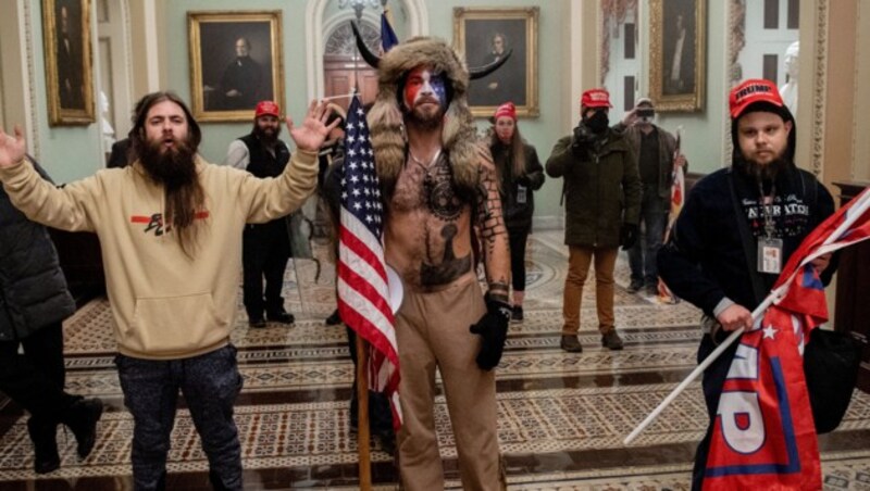 Gewaltbereite Trump-Anhänger stürmten am 6. Jänner das Kapitol in Washington. Fünf Menschen starben. (Bild: APA/AFP/SAUL LOEB)