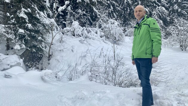 Ernst Autischer an der Stelle, an der er den Buben fand. Man sieht noch die Abdrücke im Schnee. (Bild: Helena Autischer)