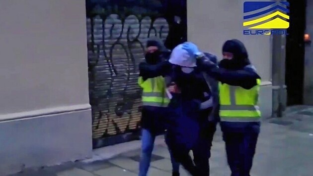 Der Algerier bei seiner Verhaftung in Barcelona. Er wollte das Wiener Attentat kopieren. (Bild: Policia Nacional/Europol)