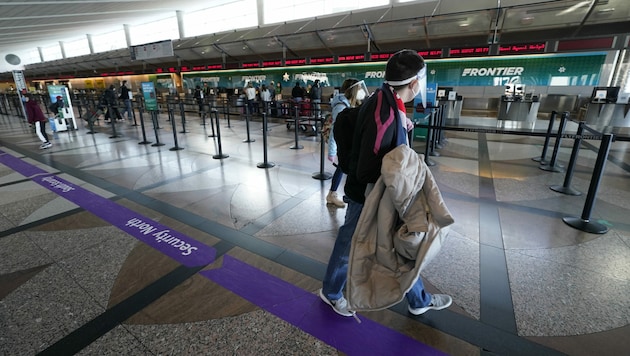 Reisende am Denver International Airport (Bild: AP)