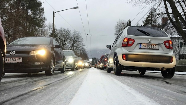 Mit Ende des harten Lockdowns nahm der Verkehr wieder zu und es bilden sich auch wieder Staus seit Montag. (Symbolbild) (Bild: Markus Tschepp)