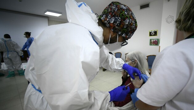 Eine Pflegeheimbewohnerin in Rom wird gegen Corona geimpft. (Bild: AFP)