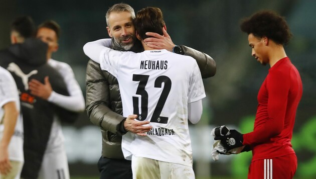 Florian Neuhaus wird nach dem Sieg über den FC Bayern von seinem Trainer Marco Rose geherzt. (Bild: AFP)