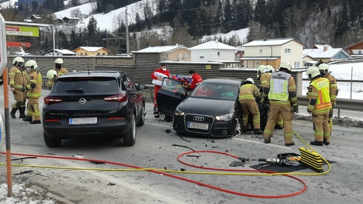 B320 War Gesperrt - Unfall An Kreuzung In Schladming: Drei Verletzte ...