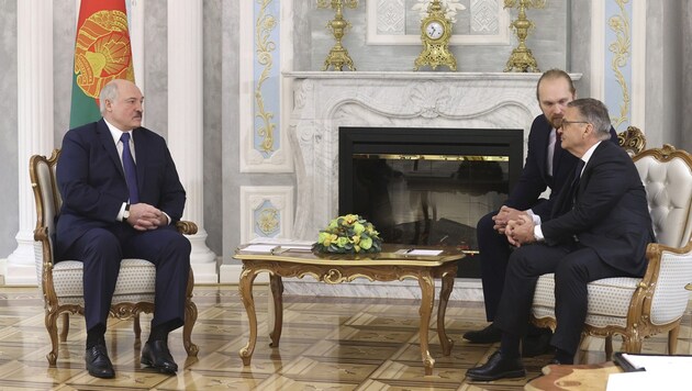 Alexander Lukaschenko (li.) und Rene Fasel (Bild: AP)