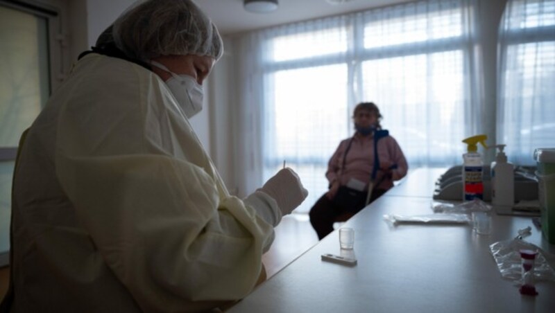 Deutsche Experten haben nun vor der Empfindlichkeit von Antigen-Schnelltests gewarnt. (Bild: APA/dpa/Sebastian Gollnow)