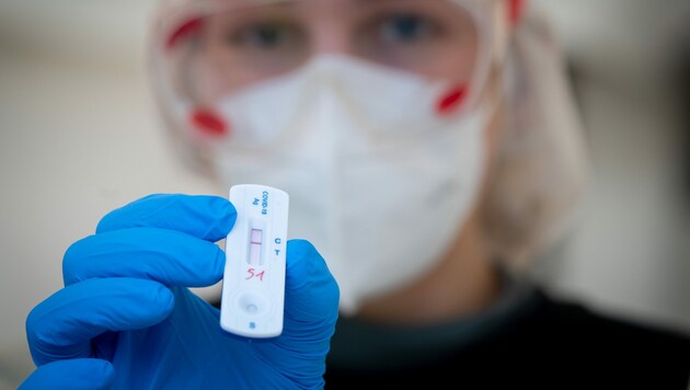 Anders als die sehr zuverlässigen PCR-Tests weisen die Antigen-Schnelltests das Coronavirus aufgrund von bestimmten Virusproteinen nach. (Bild: APA/DPA/KAY NIETFELD)