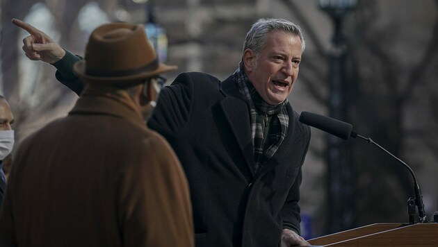 Bürgermeister Bill de Blasio forderte vor wenigen Tagen eine „sofortige Amtsenthebung“ Donald Trumps. Nun will er auch die Geschäfte mit dem abgewählten Präsidenten beenden. (Bild: AP)