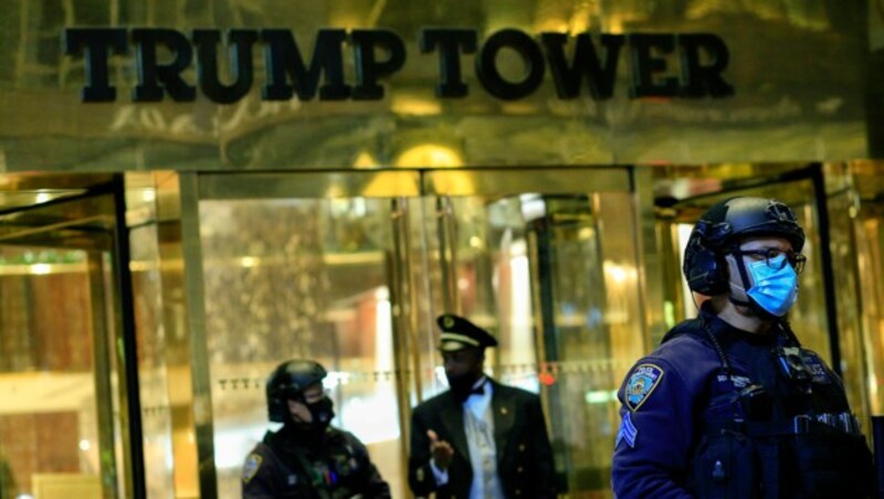 Polizisten vor dem Trump Tower in New York City (Bild: APA/AFP/Kena Betancur)