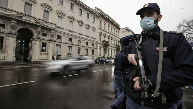 Polizeikontrolle in Mailand (Bild: AP Photo/Luca Bruno)