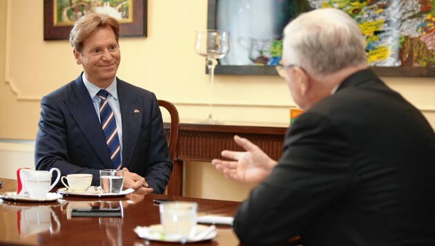 US-Botschafter Trevor Traina im Gespräche mit „Krone“-Außenpolitiker Kurt Seinitz. (Bild: Reinhard Holl)