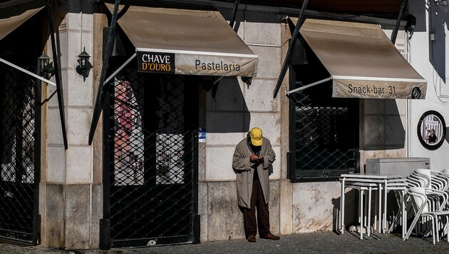 Ein geschlossenes Kaffeehaus in Portugals Hauptstadt Lissabon (Bild: AFP)