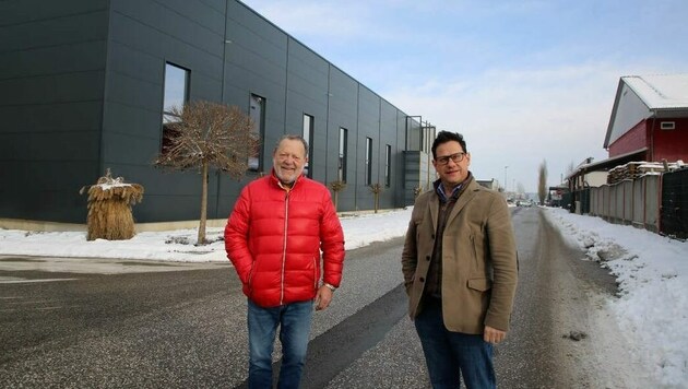 Bürgermeister Arnold Marbek und sein Vizebürgermeister Heinrich Marketz im Wirtschaftspark. (Bild: Evelyn Hronek)