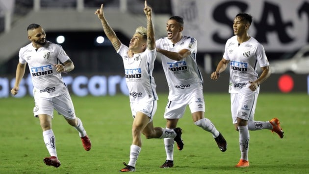 Neymar celebrates with: FC Santos is in the final!