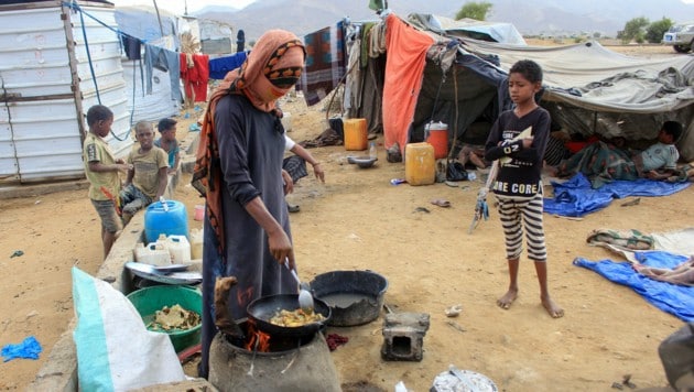 Eine jemenitische Familie in einem Flüchtlingslager (Bild: APA/AFP/ESSA AHMED)