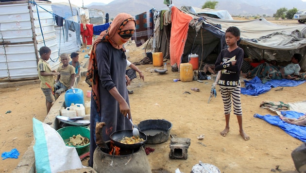 Eine jemenitische Familie in einem Flüchtlingslager (Bild: APA/AFP/ESSA AHMED)