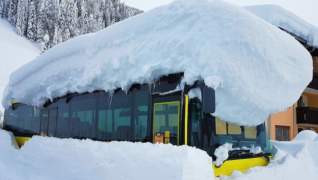 Die massiven Schneefälle in Osttirol und Kärnten verlangten auch von den Busfahrern allerhand ab. (Bild: Postbus)
