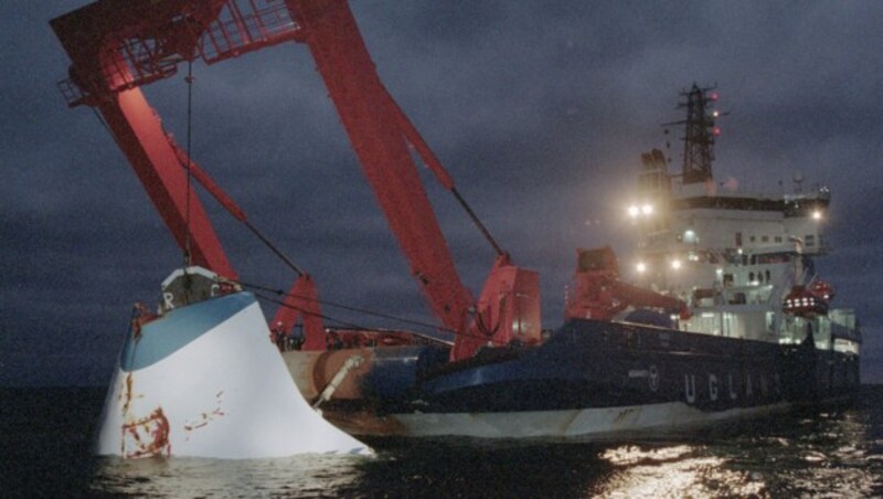 November 1994: Die Bugklappe der zwei Monate zuvor gesunkenen Fähre wird gehoben. (Bild: AFP PHOTOS/FILES/LEHTIKUVA/JAAKKO AVIKAINEN)