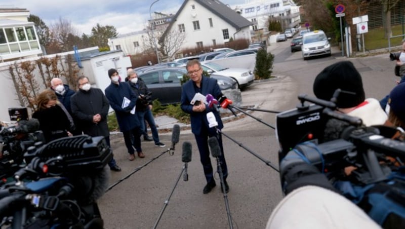 Anschober besuchte am Donnerstag ein Pflegeheim in Klosterneuburg. (Bild: APA/HERBERT PFARRHOFER)