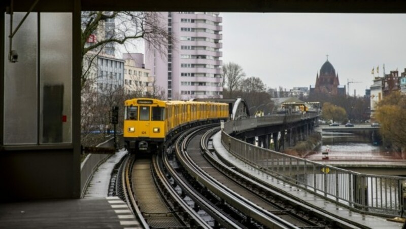 Eine U-Bahn in der deutschen Hauptstadt Berlin (Bild: AFP )